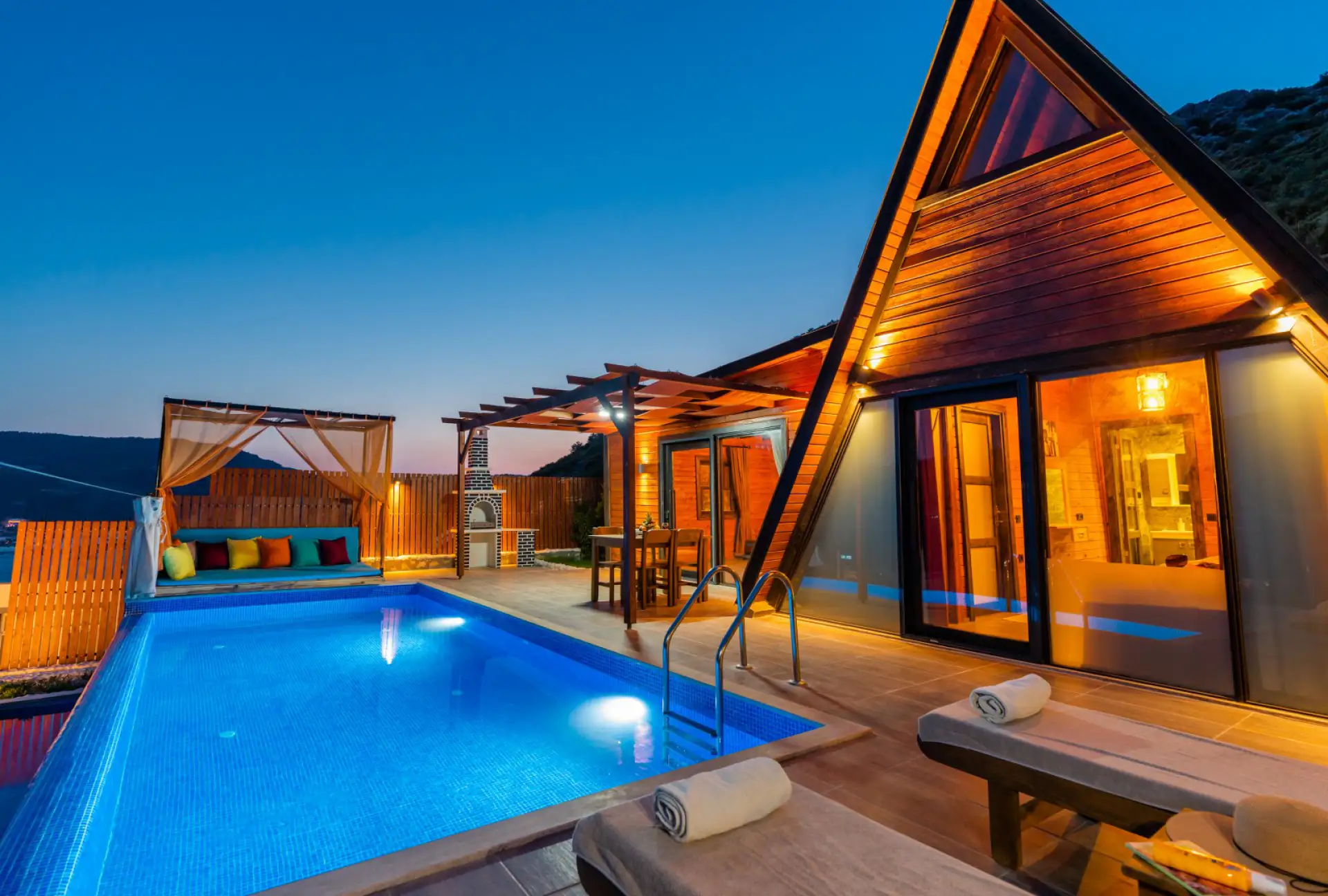 Havuzlu villa manzarası